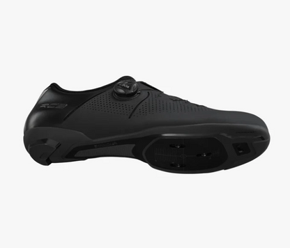 A shimano rc3 black cycling shoe with a dial closure system, shown in a side profile view against a light gray background.